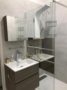 马赛Les Floralies Capucines的浴室设有2个水槽和镜子