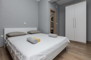 斯塔利格拉德-帕克利尼卡Apartmani Jadranka的卧室配有白色的床和两个枕头