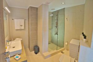 帕琉乔拉Aristea Apartments的带淋浴、卫生间和盥洗盆的浴室
