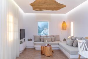 米科利维亚Naxian Pearl的带沙发和电视的客厅