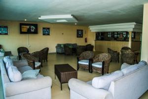 KuShengesaKosi Bay Hippo Lodge & Resort的带沙发和桌椅的等候室