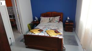 Trafaria福戈度假屋的一间卧室配有一张床,上面有两条毛巾