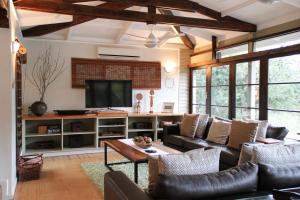 Khangela Private Game Lodge - Self Catering - Bedrooms are 3 Separate Chalets - Hluhluwe的休息区