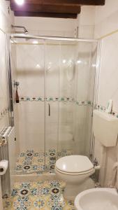 蒙特卡蒂尼泰尔梅Casa Dalia的带淋浴、卫生间和盥洗盆的浴室