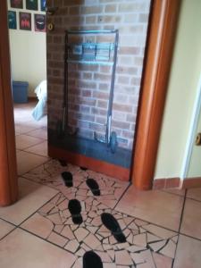 萨莱诺Al Nove e TreQuarti的一群黑猫脚印在房间地板上