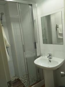 滨海罗克塔斯佩德罗胡安膳食公寓酒店的一间带水槽和淋浴的浴室