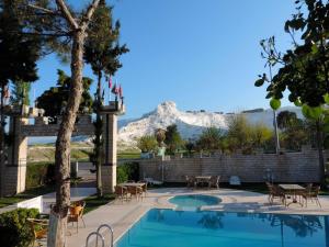 帕莫卡莱Hotel HAL-TUR的一座山地游泳池