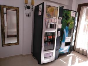 圣安东尼奥霍利松特旅馆的一台黑冰箱旁的自动售货机