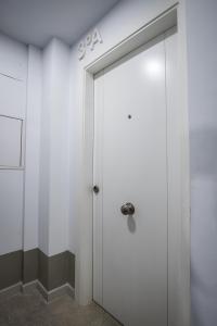 格拉纳达Ibericabeds Granada的一间房间里一扇带号码的白色门
