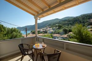 阿约斯尼奇塔斯奥德赛酒店的设有一个配有桌椅并享有美景的阳台。