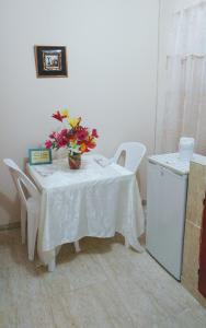 博卡奇卡Apartahotel carla的一张白色的桌子,上面有花瓶