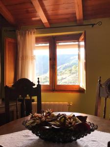 罗夫莱迪略德加塔Casa Barrero的一张餐桌,享有窗户的景色