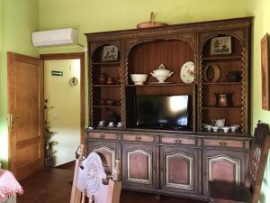 罗夫莱迪略德加塔Casa Barrero的客房内的大型木柜,配有电视