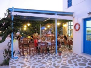安迪帕罗斯岛阿尔戈旅馆的一群坐在餐厅桌子上的人