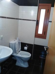 卡托克拉克阿纳APARTMENT V.M.的浴室配有白色卫生间和盥洗盆。