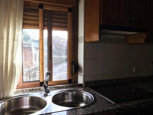 罗夫莱迪略德加塔Casa Barrero的带窗户的厨房内的盥洗盆