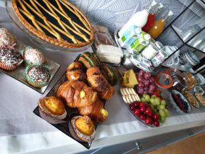 佛罗伦萨G&G FIRENZE SUITES的一张桌子,上面放着许多不同类型的面包和糕点