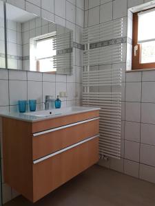 卡劳特格瑞斯赫Ferienwohnung Fischer的一间带水槽和镜子的浴室