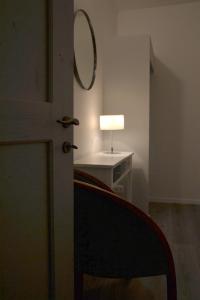 蒙泰普兰多内B&B Casale Fonte Vecchia的一间带椅子和一张带镜子的桌子的房间