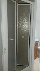 SarceauxAu Petit Bezion的浴室内玻璃淋浴间的门