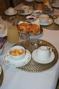 莫讷Le Chateau de la Barre的餐桌上放有盘子和碗的食物