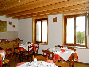 蒙赞巴诺阿托卡尔农家乐酒店的用餐室设有桌椅和窗户。