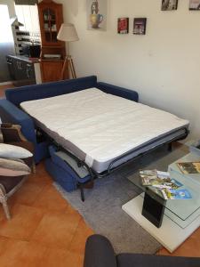 法莱斯Chez Meli et Jo的一张位于房间蓝色床架上的床铺