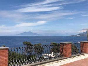 卡普里AQUAMARINE Relaxing Capri Suites的海景围栏