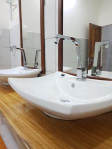 杰里科科拉卡米豪达普拉亚旅馆的浴室设有2个水槽和2面镜子