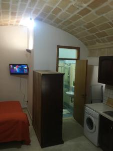 科佩尔蒂诺San Giuseppe da Copertino的一间小房间,设有厨房和洗衣机