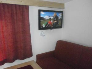 皮茨河谷圣莱昂哈德Haus Bödele的客厅墙上挂着电视