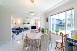 新威斯敏斯特Great Guest Suite in a Gorgeous House的厨房以及带桌椅的用餐室。
