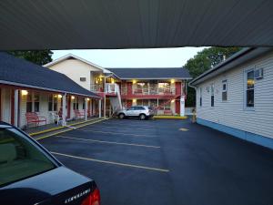 南波特兰Maine Motel的停在大楼旁的停车场的汽车