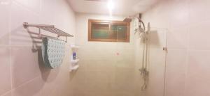 卡农卡农海滩公寓的带淋浴、卫生间和盥洗盆的浴室
