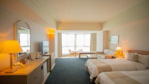 加拉班格兰德瑞奥塞班度假村的酒店客房带两张床和一个客厅
