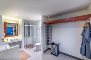 合艾Monkham Village Hat Yai的带淋浴、卫生间和盥洗盆的浴室