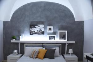 卡塔尼亚Sotto il Duomo的一间卧室配有一张带灰色墙壁的床
