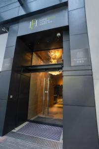 香港旭逸酒店(旺角)的带有旋转门的建筑物入口