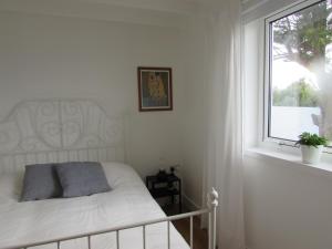 Praa SandsWhite Willows的白色的卧室设有床和窗户