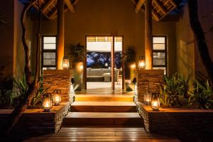 侯斯普瑞特Moya Safari Lodge & Villa的一间有走廊的房屋,有灯和门