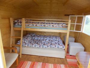 哈普萨卢Kastani Camping的小屋内设有一间带两张双层床的卧室