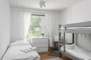 波里Apartments Borg Ankkurikari的一间卧室设有两张双层床和一扇窗户。