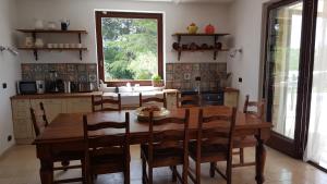 普蒂尼亚诺Trulli Parco Grande的厨房配有木制用餐室的桌椅