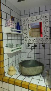 布伦切尔Vivienda rural fuente de los gusarapos的一间带石制水槽和镜子的浴室