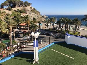 阿尔姆尼卡Hotel Playa San Cristóbal的从度假村的阳台上可欣赏到海滩景色