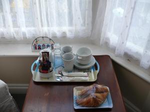 布莱顿霍夫弓街跑步者酒店的桌子,盘子上装有杯子和盘子