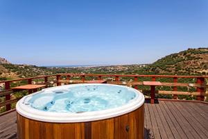 蒂利索斯地产卡瑞斯公寓式酒店的观景甲板上的木制热水浴缸