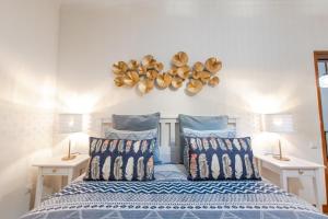 加亚新城Porto Je T'aime - Sweet Rooms的一间卧室配有一张带2个床头柜和2盏灯的床。
