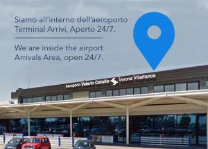 卡塞勒蒂索玛坎普Resting Pods - ZzzleepandGo VRN Verona Airport的机场航站楼前的标志