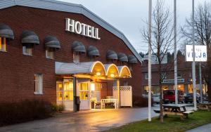 于默奥Hotell Vilja的砖楼一侧的酒店标志